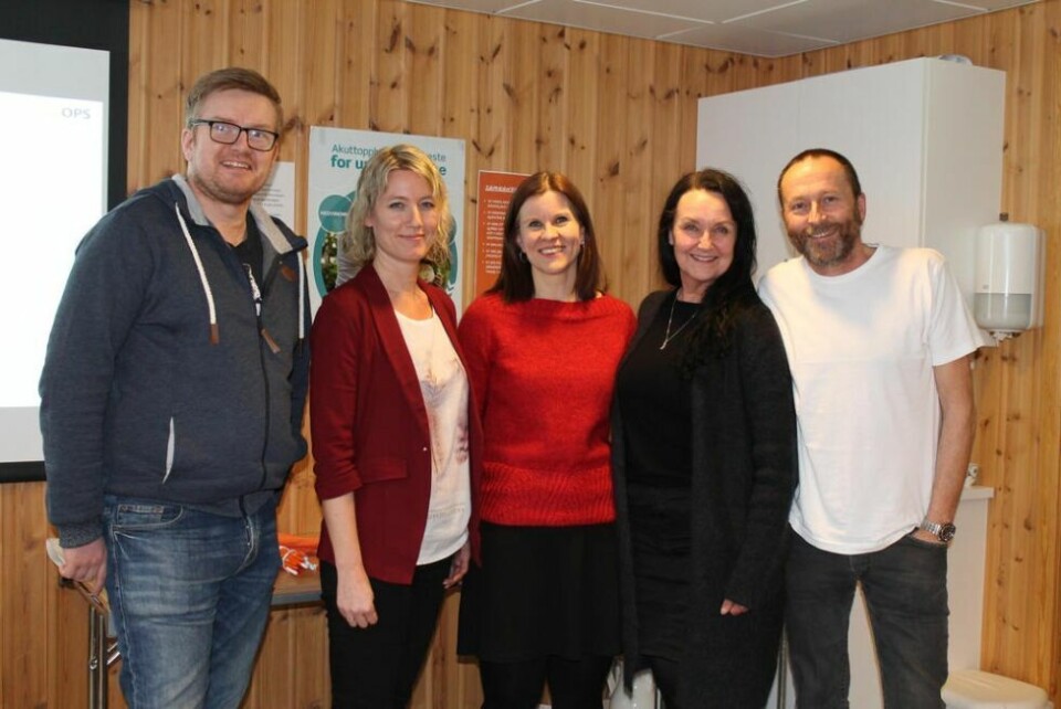 ØKT KUNNSKAP. Ansatte ved Røvika ungdomssenter har deltatt på nyttige kurs om blant annet selvmordsforebygging. Fra venstre avdelingsleder akuttavdeling Skogly Petter Aassved, avdelingsleder beredskapshjemavdeling Connie Eiring, foreleser Marianne Larssen, enhetsleder Røvika Ungdomssenter Kristin Eidissen og fagansvarlig Mike Furuli. ØKT KUNNSKAP. Ansatte ved Røvika ungdomssenter har deltatt på nyttige kurs om blant annet selvmordsforebygging. Fra venstre avdelingsleder akuttavdeling Skogly Petter Aassved, avdelingsleder beredskapshjemavdeling Connie Eiring, foreleser Marianne Larssen, enhetsleder Røvika Ungdomssenter Kristin Eidissen og fagansvarlig Mike Furuli. Foto: Røvika ungdomssenter