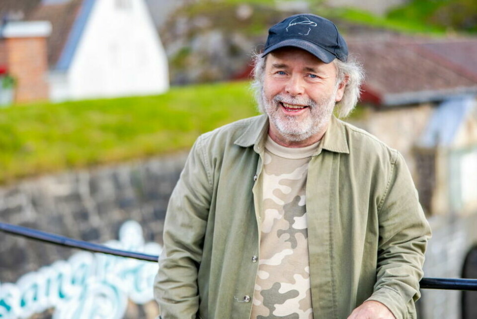 KOMMER TIL HJEMTRAKTENE. Henning Kvitnes har den ene foten godt plantet på farens hjemgård i Sørfjorden i Sørfold. - Det var alltid stas å komme nordover på besøk, sier han. KOMMER TIL HJEMTRAKTENE. Henning Kvitnes har den ene foten godt plantet på farens hjemgård i Sørfjorden i Sørfold. - Det var alltid stas å komme nordover på besøk, sier han. Foto: TV 2