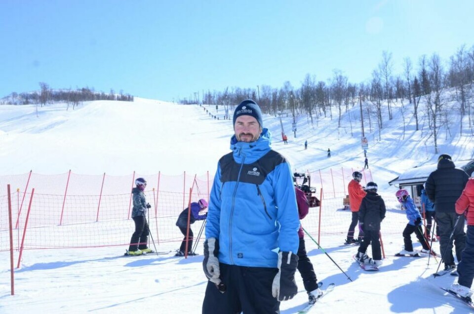 JUBILERER. Endre Grønnslett, daglig leder Sulitjelma fjellandsby, markerer at Sulitjelma fjellandsby er ti år. JUBILERER. Endre Grønnslett, daglig leder Sulitjelma fjellandsby, markerer at Sulitjelma fjellandsby er ti år. Foto: Espen Johansen