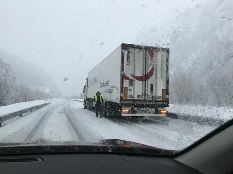 UTFORDRING. Bakken opp mot Kannfloget tunnel er en utfordring for trailere. Ved 12-tiden tirsdag sto fem-seks trailere fast i bakken. UTFORDRING. Bakken opp mot Kannfloget tunnel er en utfordring for trailere. Ved 12-tiden tirsdag sto fem-seks trailere fast i bakken. Foto: Sylvia Bredal (Arkivfoto)