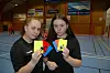 FLERE MULIGHETER. Som håndballdommer kan du bare blåse, men også gi gult, rødt eller blått kort. Martine Wangen Fredriksen (t.v.) og Malin Christin Lien Hegge. Foto: Stig Bjørnar Karlsen