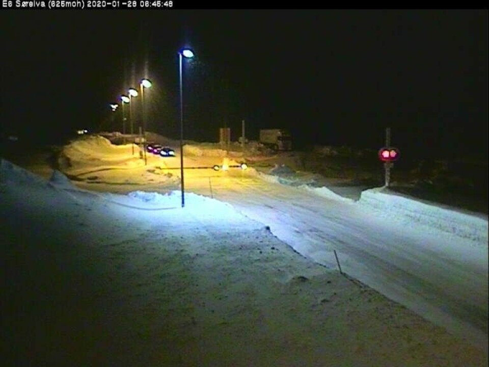 Her ved Sørelva på nordsiden av Saltfjellet står bilene klar til å kjøre kolonne. Her ved Sørelva på nordsiden av Saltfjellet står bilene klar til å kjøre kolonne. Foto: Webkamera, Statens vegvesen