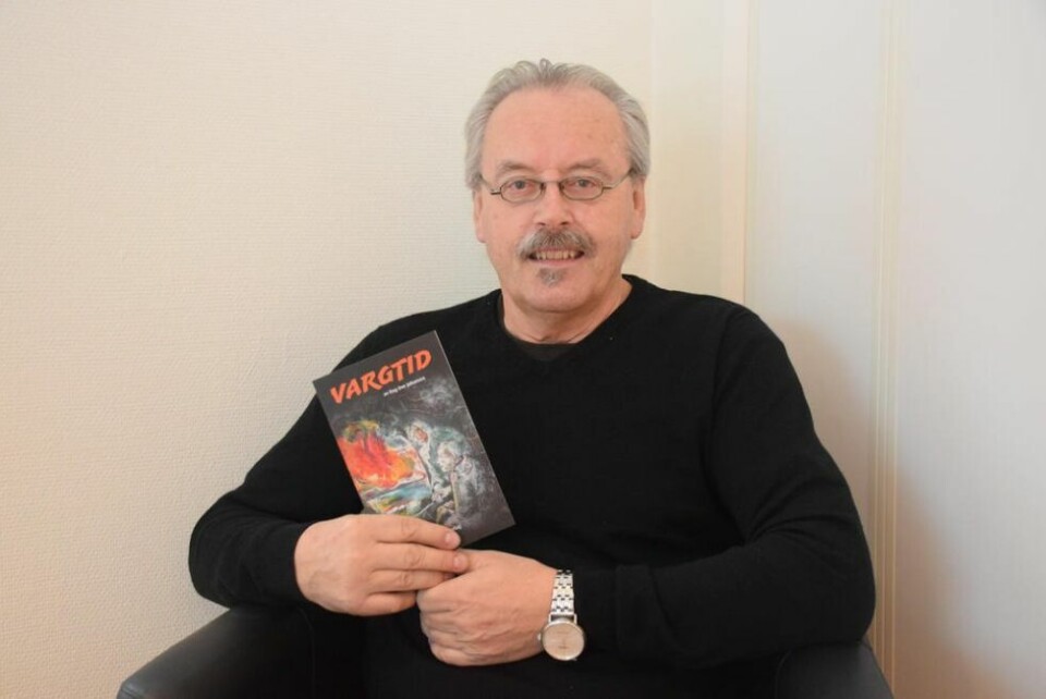 Dag Ove Johansen med sin nyeste bok, Vargtid. En science fiction-roman med handling fra Finnmark, som gis ut i forbindelse med hans 70-årsdag. Dag Ove Johansen med sin nyeste bok, Vargtid. En science fiction-roman med handling fra Finnmark, som gis ut i forbindelse med hans 70-årsdag. Foto: Eva S. Winther