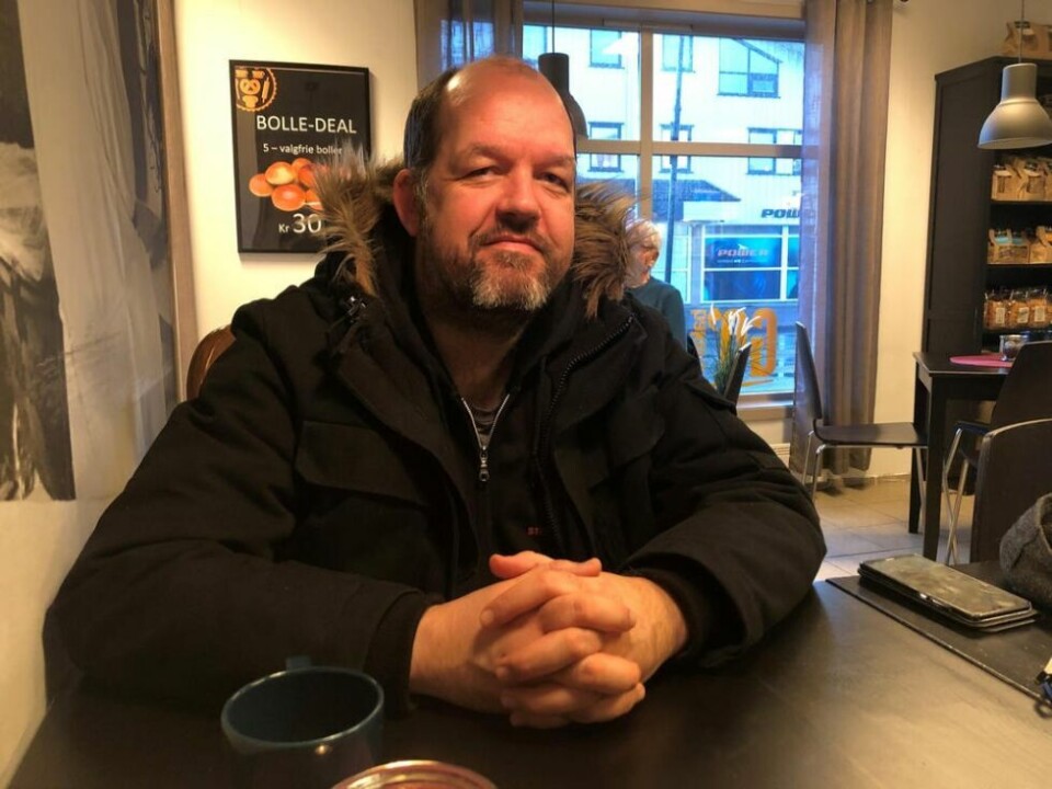 LIDENSKAP. Arnt Nordkil er ikke bare prest, men også en entusiastisk skattejeger på bruktmarkedet. Men trenger du hjelp innenfor det, eller en lyrikkleser, kan du nå finne Arnt i foretaket Nordkil retro og dikt. LIDENSKAP. Arnt Nordkil er ikke bare prest, men også en entusiastisk skattejeger på bruktmarkedet. Men trenger du hjelp innenfor det, eller en lyrikkleser, kan du nå finne Arnt i foretaket Nordkil retro og dikt. Foto: Helge Simonsen