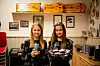 IVRIG. Tiåringene Thea Jakobsen og Ingrid Pernille Larsen har solgt brownies, kjeks og saft - nå gir de 1.600 kroner til Røde Kors. Foto: Tarjei Abelsen
