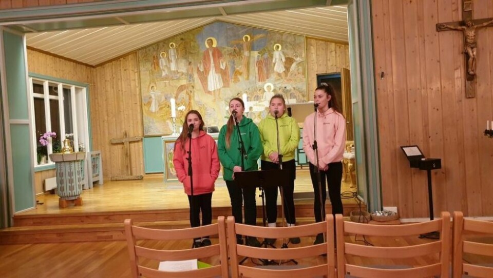 I KIRKEN. Kvartetten med Hanna Imingen, Victoria Hansen, Helene Helin og Sofie Hjemaas på øving i Svalbard kirke før gudstjenesten.ANKOMST. Skiltet på Longyearbyen lufthavn er et naturlig fotomål. I KIRKEN. Kvartetten med Hanna Imingen, Victoria Hansen, Helene Helin og Sofie Hjemaas på øving i Svalbard kirke før gudstjenesten.