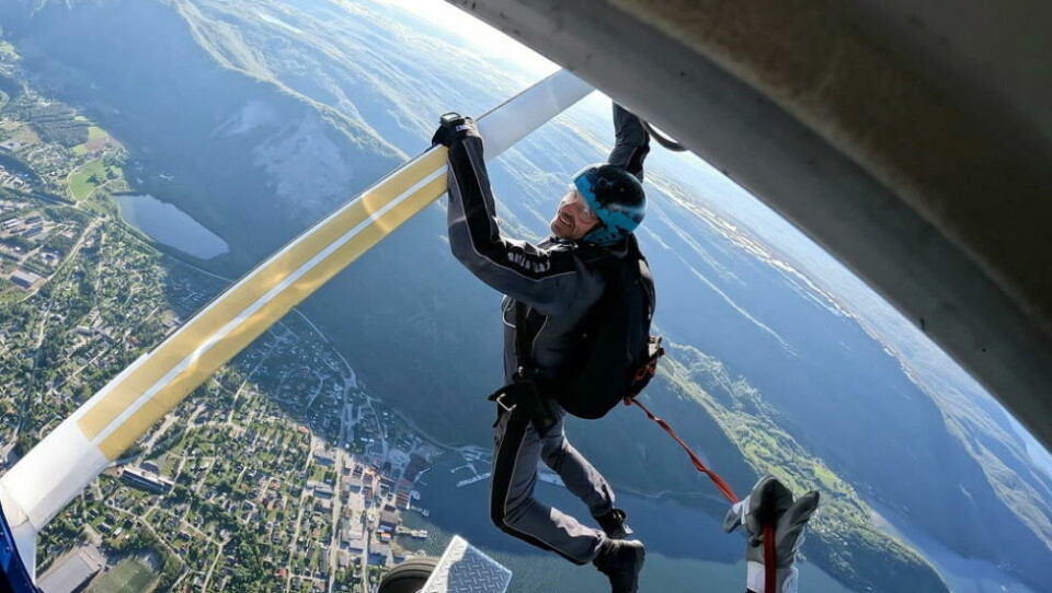 HENGER HØYT... og finnes ikke sur. I helga kan du oppleve fallskermhopping under Rognandagan. HENGER HØYT... og finnes ikke sur. I helga kan du oppleve fallskermhopping under Rognandagan. Foto: Bodø fallskjermklubb