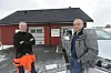 HANSBAKKEN. Operatør Torodd Støver ogFrank Zahl utenfor huset i hansbakken hvor all kloakken samlet og silanlegget står. Foto: Arild Bjørnbakk. Dette er utslitt og må erstattes. Foto: Arild Bjørnbakk