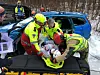 LEGE PÅ PLASS. En hardt skadd markør får hjelp av lege og ambulansepersonell på øvelsen. Foto: Helge Simonsen