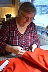 SYR KOFTE. Det er et møysommelig arbeid å sy samekofte, og klipping av stoffet er nok det mest kjedelige, mener Toril.