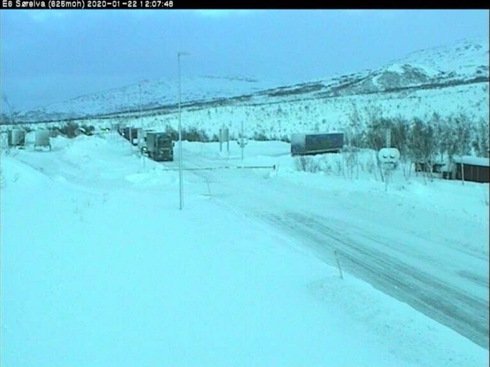 SØRELVA. Her står flere vogntog klar til å kjøre kolonne over Saltfjellet onsdag formiddag. SØRELVA. Her står flere vogntog klar til å kjøre kolonne over Saltfjellet onsdag formiddag. Foto: Webkamera Statens vegvesen