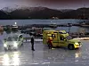 BLE BERGET OPP. Personene som havnet i vannet etter å ha ramlet av et isflak, var nedkjølte, og ble tatt hånd om av ambulansepersonell. Foto: Helge Simonsen