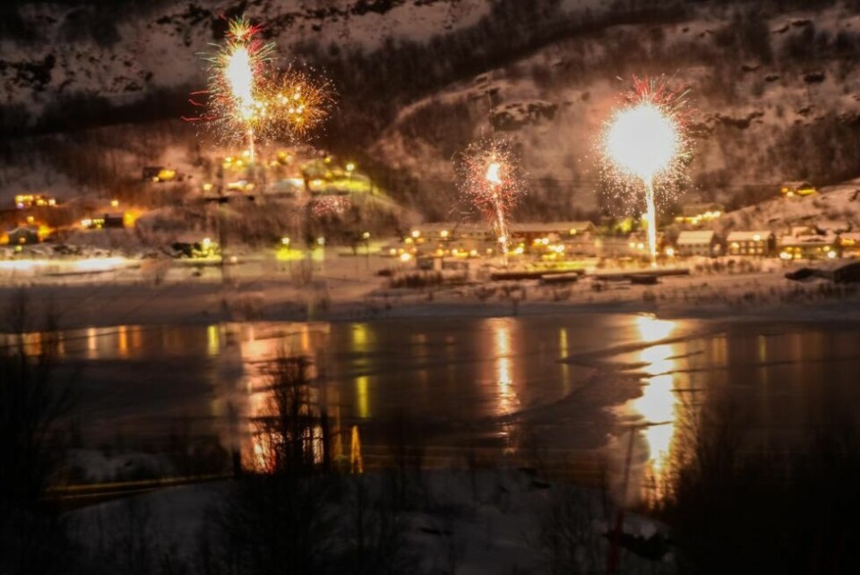 NYTTÅRSBILDE. Slik så det ut i Sulitjelma nyttårsaften i 2018, men det spørs om Cato A. Hultmann får et like godt nyttårsbilde fra årets feiring, ettersom det er meldt snøvær denne gangen. NYTTÅRSBILDE. Slik så det ut i Sulitjelma nyttårsaften i 2018, men det spørs om Cato A. Hultmann får et like godt nyttårsbilde fra årets feiring, ettersom det er meldt snøvær denne gangen. Foto: Cato A. Hultmann