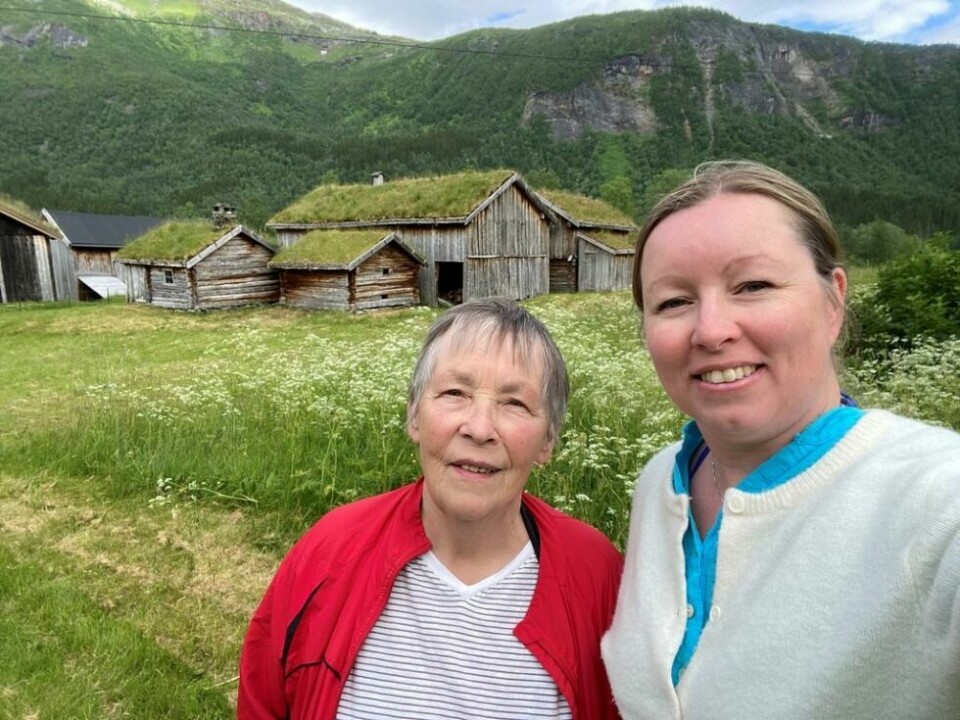 SPENNENDE DAG PÅ SJØNSTÅ. Tove Wensell (styremedlem i stiftelsen Sjønstå gård) sammen med forfatter Eva S. Winther byr på historisk vandring og bokbad på Sjønstå lørdag 15. juli. - Vi gleder oss, sier de to. SPENNENDE DAG PÅ SJØNSTÅ. Tove Wensell (styremedlem i stiftelsen Sjønstå gård) sammen med forfatter Eva S. Winther byr på historisk vandring og bokbad på Sjønstå lørdag 15. juli. - Vi gleder oss, sier de to. Foto: Privat