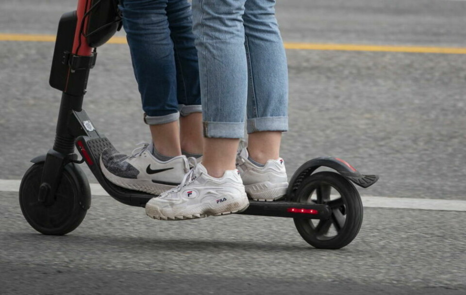 KOSTER. En 16-åring på Fauske måtte ut med 3000 kroner i gebyr etter å ha blitt stoppet med en passasjer på elsparkesykkelen mandag kveld. KOSTER. En 16-åring på Fauske måtte ut med 3000 kroner i gebyr etter å ha blitt stoppet med en passasjer på elsparkesykkelen mandag kveld. Foto: NTB