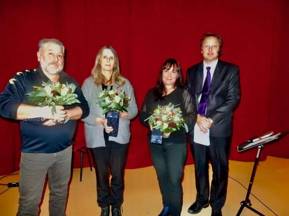 JUBILANTER. Fra venstre Lars Arne Larsen, Mary Engan og Ann Hege Lynghaug, samt rådmann Stig Arne Holtedahl som overrakte gullklokke, blomster og gode ord til jubilantene. Lars Evjenth får også gullklokke, men han var ikke til stede under arrangementet. JUBILANTER. Fra venstre Lars Arne Larsen, Mary Engan og Ann Hege Lynghaug, samt rådmann Stig Arne Holtedahl som overrakte gullklokke, blomster og gode ord til jubilantene. Lars Evjenth får også gullklokke, men han var ikke til stede under arrangementet. Foto: Bente Braaten