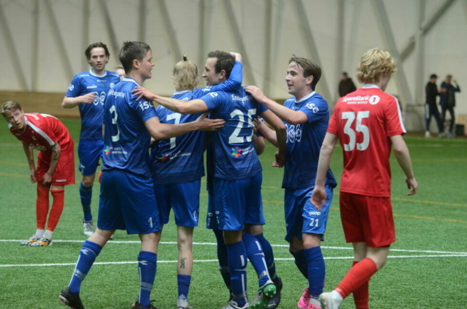 MATCHVINNER. Herman Monssen Furumo (nr.25) scoret både 2-1 og 3-1 da Sprint sikret seg tre poeng i Sandnessjøen. Midtbanespillerne står med imponerende 11 mål på ni kamper hittil. MATCHVINNER. Herman Monssen Furumo (nr.25) scoret både 2-1 og 3-1 da Sprint sikret seg tre poeng i Sandnessjøen. Midtbanespillerne står med imponerende 11 mål på ni kamper hittil. Foto: Espen Johansen
