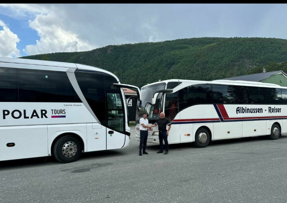 TAR OVER. Et solid håndtrykk mellom Svein Spørck og Bent Albinussen bekrefter signert avtale om overtakelse. TAR OVER. Et solid håndtrykk mellom Svein Spørck og Bent Albinussen bekrefter signert avtale om overtakelse. Foto: Privat