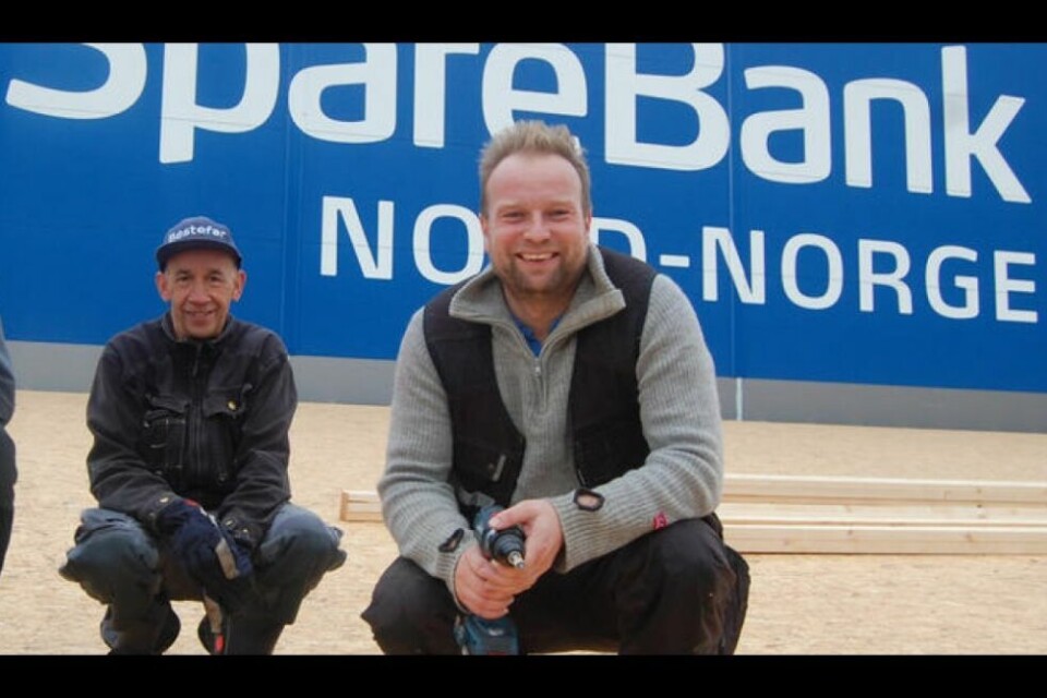 DUGNAD. Almar Bye og Øystein Skaland under arbeidet med å legge undertaket. Lørdag mottok de Frivillighetsprisen sammen med Bo Olsen DUGNAD. Almar Bye og Øystein Skaland under arbeidet med å legge undertaket. Lørdag mottok de Frivillighetsprisen sammen med Bo Olsen Foto: Stig Bjørnar Karlsen