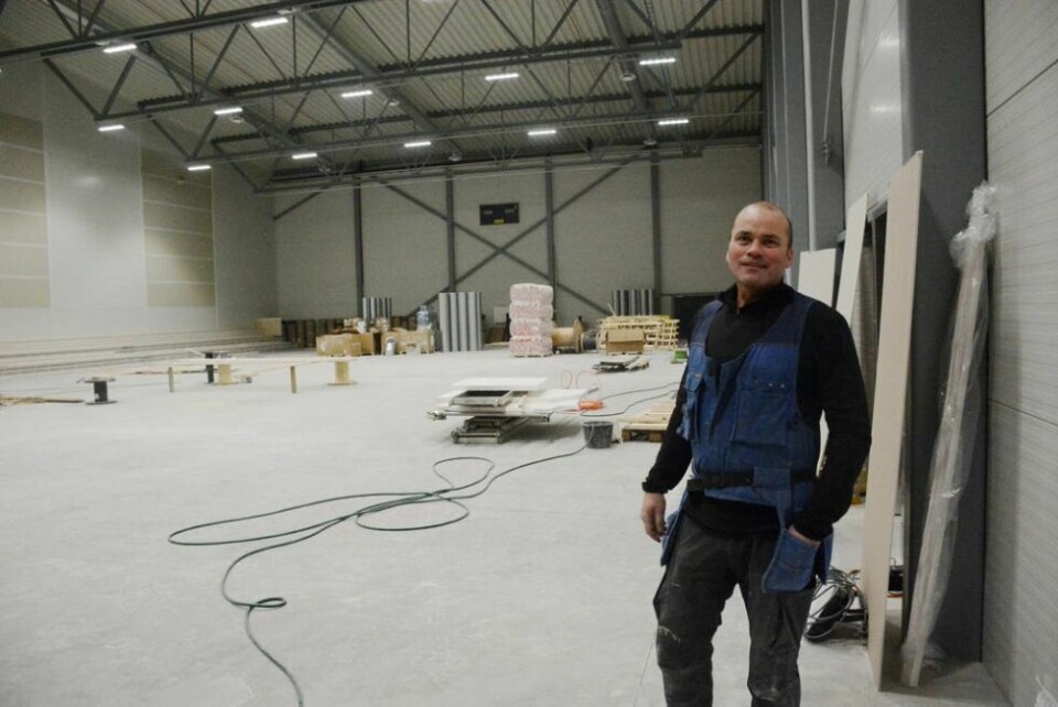 I HALLEN. Her er Bo Olsen på dugnadsjobb. I HALLEN. Her er Bo Olsen på dugnadsjobb. Foto: Helge Simonsen