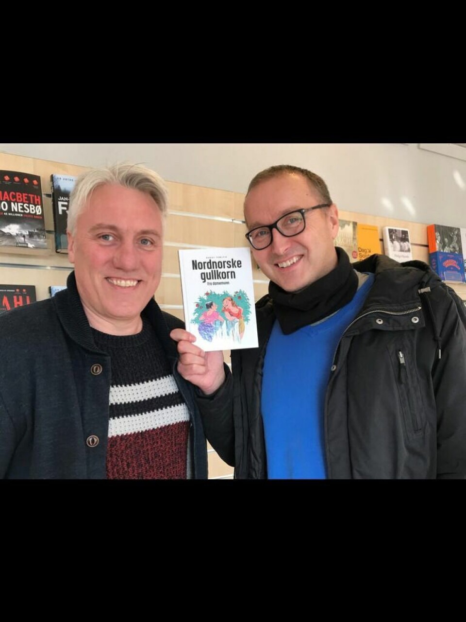 TEGNER OG FORFATTER. Forfatter Ronny Trælvik (t.h.) og tegner Bjørnar K. Meisler med boka 'Nordnorske gullkorn fra damemunn', som inneholder replikker fra nordnorske damer i alle aldre.GULLKORN. - Når en mainn sei han har forståelse førr nokka, så har han mest sansynlig ikkje forstått nokka i det heile tatt, er et av gullkornene som kommer under det lengste kapittelet, 'Gubben'. Tegning: Bjørnar Meisler TEGNER OG FORFATTER. Forfatter Ronny Trælvik (t.h.) og tegner Bjørnar K. Meisler med boka 'Nordnorske gullkorn fra damemunn', som inneholder replikker fra nordnorske damer i alle aldre.