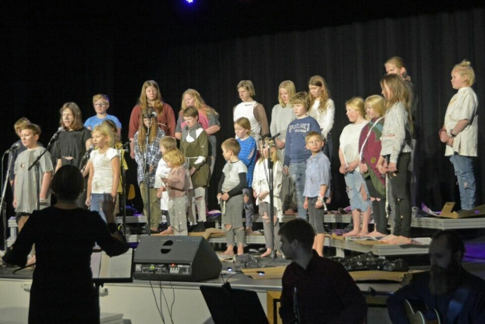 SYNGESPILL. Barna i Skjerstad barne og undomskor og Misvær barne og ungdomskor fremførte et sterkt syngespill om gatebarn i Bolivia på samfunnshuset i Misvær lørdag SYNGESPILL. Barna i Skjerstad barne og undomskor og Misvær barne og ungdomskor fremførte et sterkt syngespill om gatebarn i Bolivia på samfunnshuset i Misvær lørdag Foto: Robert Vinje