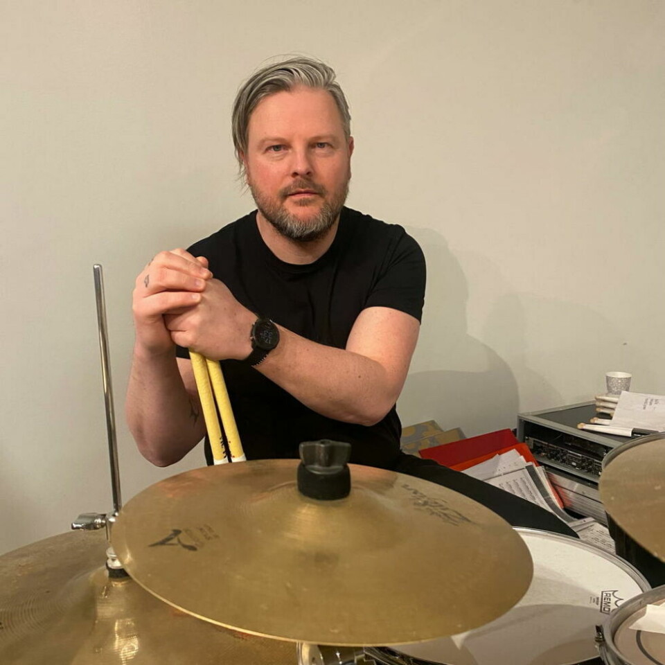 LANG FARTSTID. Thomas spilte trommer allerede mens han bodde på Fauske. Det er 23 år siden, og nå lager han også musikkvideoer sammen med resten av bandet Rammeskjeiv. LANG FARTSTID. Thomas spilte trommer allerede mens han bodde på Fauske. Det er 23 år siden, og nå lager han også musikkvideoer sammen med resten av bandet Rammeskjeiv. Foto: Rammeskjeiv