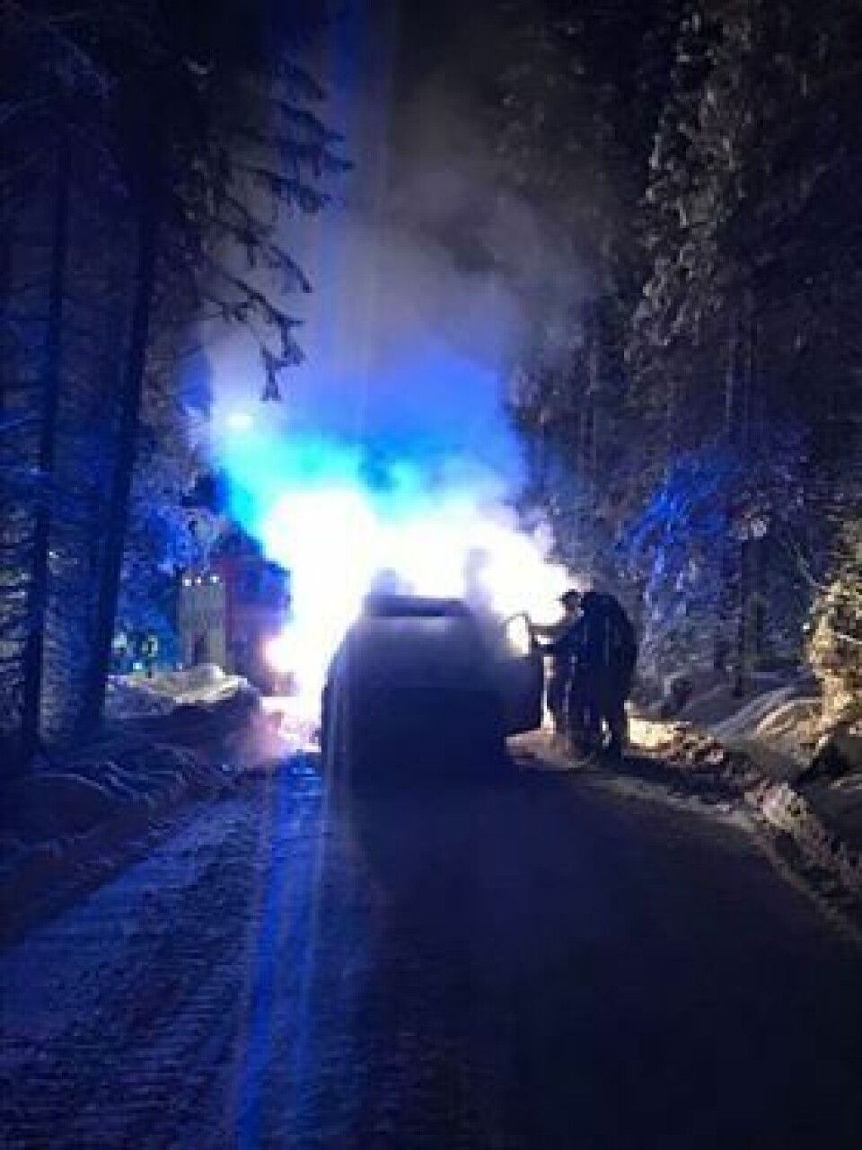 RYKKET UT. Nødetatene rykket ut til denne bilbrannen i Djupdalsveien onsdag kveld. RYKKET UT. Nødetatene rykket ut til denne bilbrannen i Djupdalsveien onsdag kveld. Foto: Carina Svemo Stokland