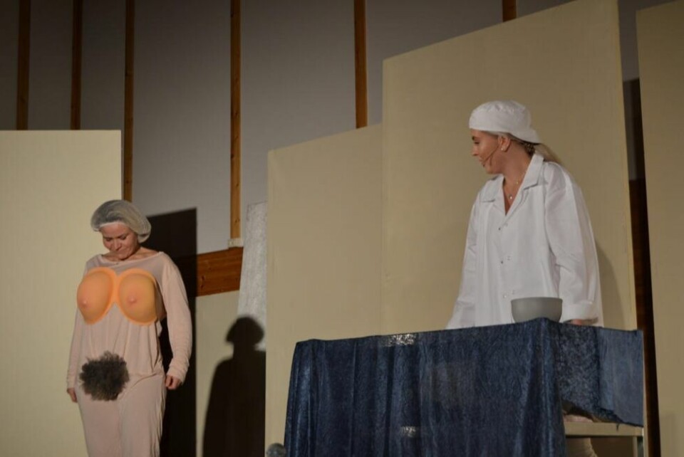 DAMEKROPPEN. 'Lær damekroppen' gestaltet av Hanne Hals og Monica Johansen. En sketsj opprinnelig skrevet for Hege Schøyen og Kjersti Holmen. DAMEKROPPEN. 'Lær damekroppen' gestaltet av Hanne Hals og Monica Johansen. En sketsj opprinnelig skrevet for Hege Schøyen og Kjersti Holmen. Foto: Ole Kristian Andreassen