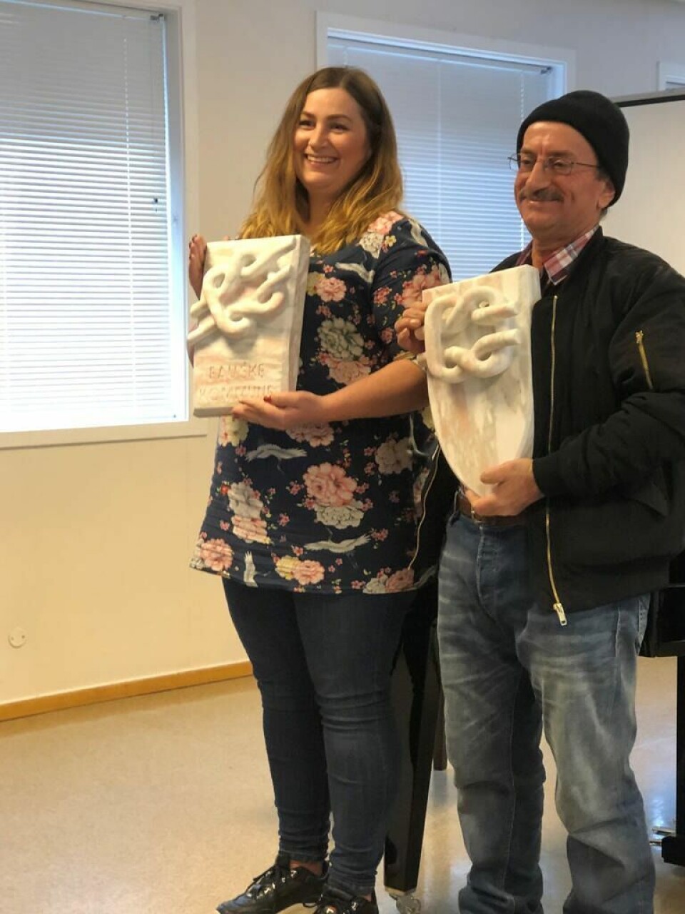 FIKK MARMORKUNST. Ordfører Marlen Rendall Berg fikk overrakt Fauskeknuten i marmor som Nabil Hassan Aitnawi fra Syria har laget. FIKK MARMORKUNST. Ordfører Marlen Rendall Berg fikk overrakt Fauskeknuten i marmor som Nabil Hassan Aitnawi fra Syria har laget. Foto: Geir Olsen