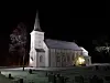 Stemningsfullt og vakkert utenfor Saltdal kirke tirsdag kveld, med nysnø og noen kuldegrader. Foto: Robert Jentoft