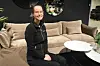 LIKER JOBBEN. Frida Wie Nilsen har jobbet med møbelsalg i 10 år. Når hun skal koble av hjemme, trives hun best på sofaen. Foto: Eva S. Winther