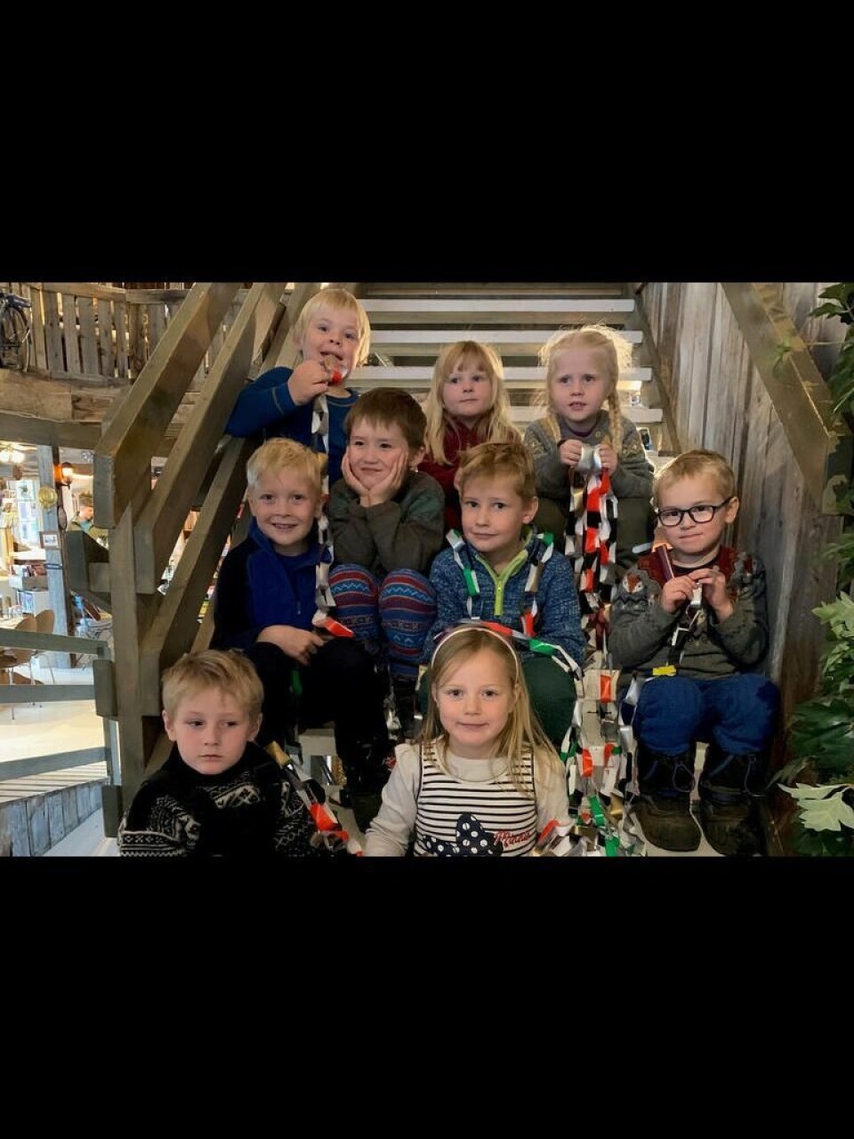 PYNTET TIL JUL. De eldste barna i Knekthågen barnehage samlet i trappa på Kaleido. PYNTET TIL JUL. De eldste barna i Knekthågen barnehage samlet i trappa på Kaleido. Foto: Sverre Breivik