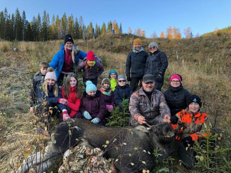 SAMLET. Elgjegerne og elevene samlet foran den felte elgen. Bak fra venstre Marius Moen Mareliussen, Rebecca Åseli, Matilde Hjelvik, Agnete Bergholt, Valerija Pesko, Tobias Mørkhagen. Framme fra venstre Anna Stensland, Emilie Teian Botten, Louise-Marie Langø Nilsen, Gabriella Bergholt Antonsen, Fadejs Pesko, jegeren Kato P.Karlsen, Rosita Leirvik og Benjamin Jarod Hegge SAMLET. Elgjegerne og elevene samlet foran den felte elgen. Bak fra venstre Marius Moen Mareliussen, Rebecca Åseli, Matilde Hjelvik, Agnete Bergholt, Valerija Pesko, Tobias Mørkhagen. Framme fra venstre Anna Stensland, Emilie Teian Botten, Louise-Marie Langø Nilsen, Gabriella Bergholt Antonsen, Fadejs Pesko, jegeren Kato P.Karlsen, Rosita Leirvik og Benjamin Jarod Hegge Foto: Birgitte Gleinsvåg