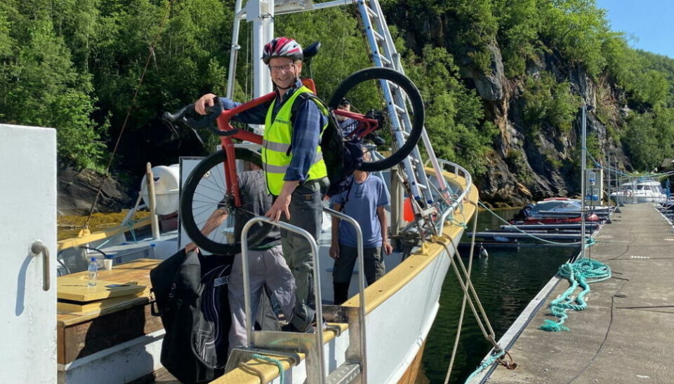 TOK SJØVEIEN. Ordfører Gisle Hansen tok sykkelen på båt utover fjorden. Her går han ombord i 'Bolga'. Begge foto: Eva S. WintherTØR IKKE. Hit, men ikke lenger. Gisle Hansen stoppet før den første av tunnelene på E6 i Sørfold. TOK SJØVEIEN. Ordfører Gisle Hansen tok sykkelen på båt utover fjorden. Her går han ombord i 'Bolga'. Begge foto: Eva S. Winther