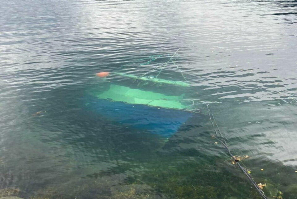 UNDER VANN. Sjarken lå sunket ved Stamnes. Nå er sjarken hevet og oppbevares ved Saltdal verft. UNDER VANN. Sjarken lå sunket ved Stamnes. Nå er sjarken hevet og oppbevares ved Saltdal verft. Foto: Børge Torbergsen