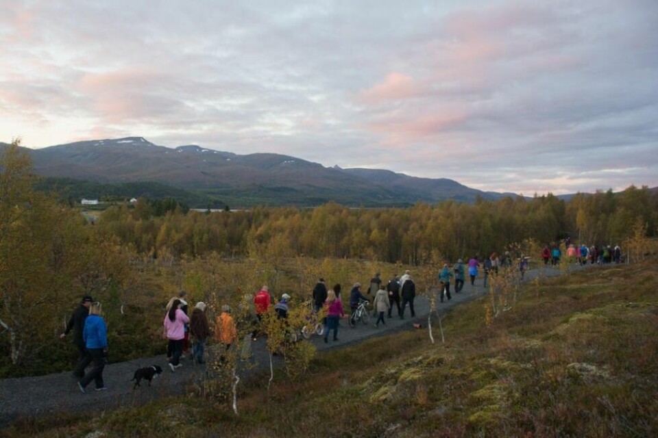 MED HJERTE FOR BYGDA. Valnesfjord nærmiljø ønsker seg mange påmeldinger til workshopen de skal ha om bygdas framtid i slutten av oktober. Dette bildet er tatt i fra åpningen av Hjerteløypa. MED HJERTE FOR BYGDA. Valnesfjord nærmiljø ønsker seg mange påmeldinger til workshopen de skal ha om bygdas framtid i slutten av oktober. Dette bildet er tatt i fra åpningen av Hjerteløypa. Foto: Inger Maria Sjöberg