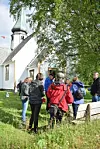 KULTURMINNE. Sørfold lokalhistorielag tar folk med seg med veteranbåt til Rørstad kirke lørdag 14. september. Her fra pilegrimsferden til kirka for to år siden. Foto: Eva S. Winther