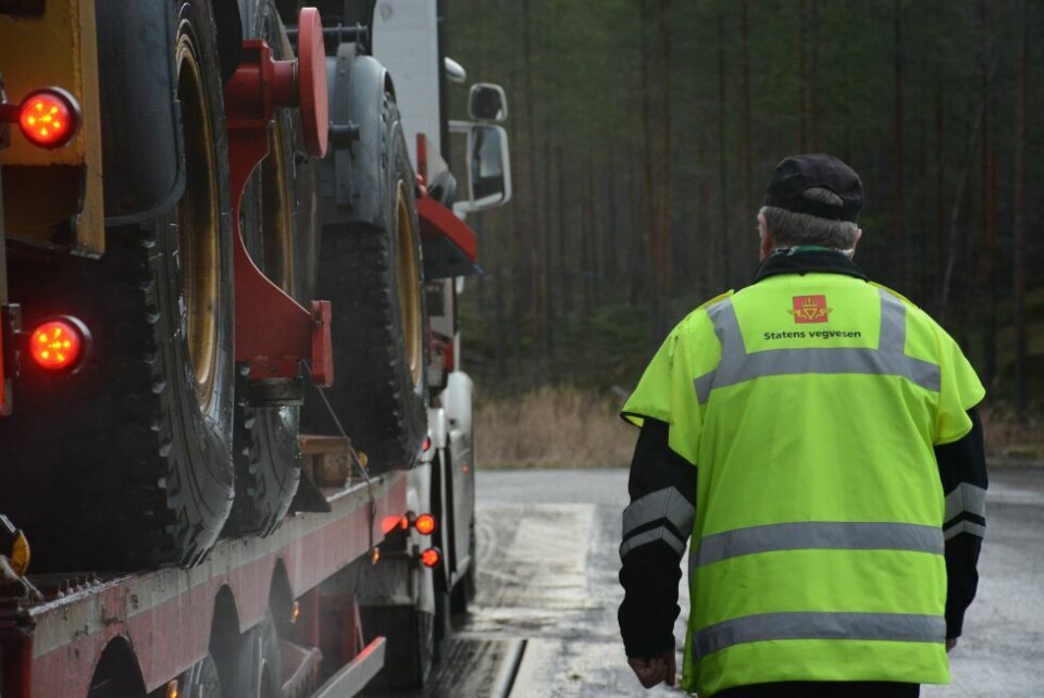 PÅ KONTROLL. Statens vegvesen var ute for å sjekke trafikken mandag kveld. PÅ KONTROLL. Statens vegvesen var ute for å sjekke trafikken mandag kveld. Foto: Helge Simonsen