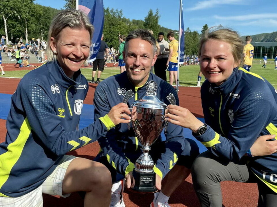 FORNØYDE. Trenerne Carine Romness Sollund, Andreas Opheim og Trude Christina Hauan med en litt overraskende, men desto mer gledelig pokal. FORNØYDE. Trenerne Carine Romness Sollund, Andreas Opheim og Trude Christina Hauan med en litt overraskende, men desto mer gledelig pokal. Foto: Finneid IL