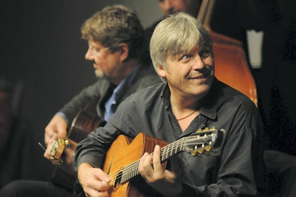 FOREDRAG. Gitarist Jon Larsen fra Hot Club de Norvege kommer til Straumen for å ha foredrag om noe helt annet enn musikk. FOREDRAG. Gitarist Jon Larsen fra Hot Club de Norvege kommer til Straumen for å ha foredrag om noe helt annet enn musikk. Foto: Helge Simonsen