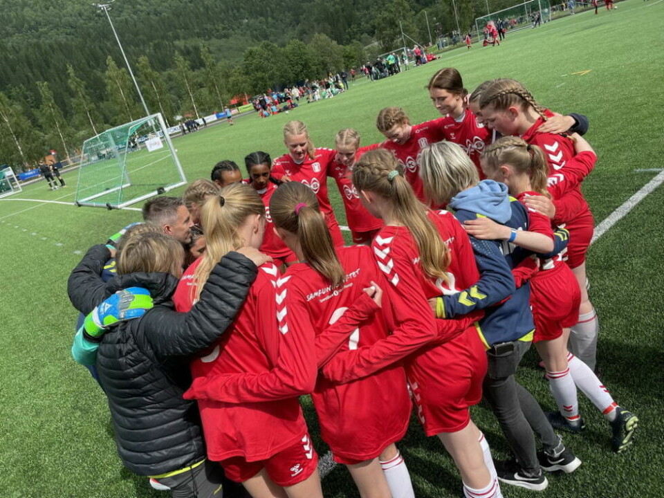 LAG. - Det var en virkelig lagseier og jentene som har spilt sammen siden de var sju år er virkelig blitt en fin gjeng, sier trener Andreas Opheim. LAG. - Det var en virkelig lagseier og jentene som har spilt sammen siden de var sju år er virkelig blitt en fin gjeng, sier trener Andreas Opheim. Foto: Finneid IL
