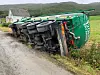 PÅ SIDEN. Leveransen av kraftfôr havnet i grøfta i Nesbakkveien i Misvær onsdag kveld. Foto: Linda Sandåker