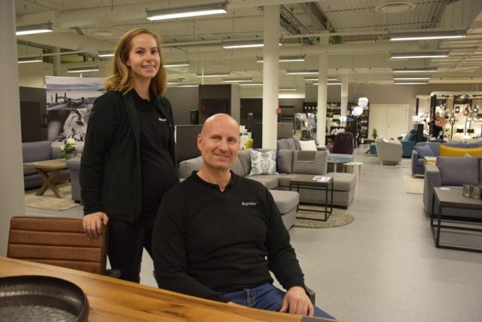 TO GENERASJONER. Daglig Frida Nilsen med pappa Jim på Fagmøbler. Nå skal butikken utvide stort. TO GENERASJONER. Daglig Frida Nilsen med pappa Jim på Fagmøbler. Nå skal butikken utvide stort. Foto: Sylvia Bredal