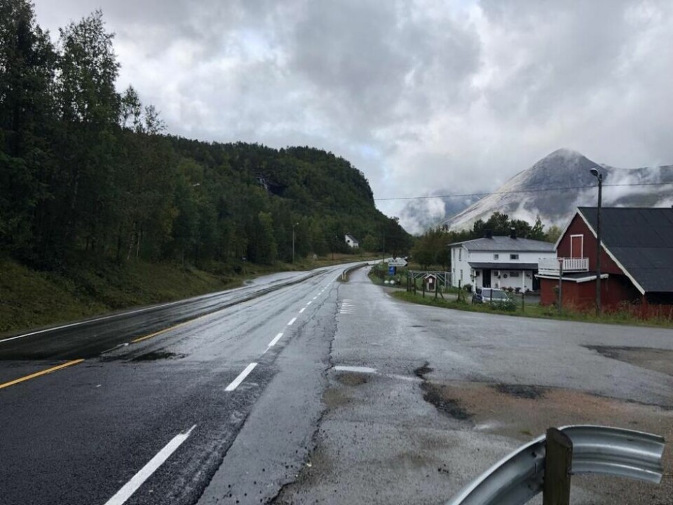 LAVERE FART. Grendelaget ønsker at fartsgrensen settes ned fra 80 til 60 på strekningen fra her ved campingplassen til kaia bortenfor butikken, omlag 400 meter unna. LAVERE FART. Grendelaget ønsker at fartsgrensen settes ned fra 80 til 60 på strekningen fra her ved campingplassen til kaia bortenfor butikken, omlag 400 meter unna. Foto: Siv-Tone Jensen