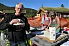 SMAKSPRØVE. Geir Heggmo fra Beiarn med en smaksprøve på potetlefse av Lise Pedersen og Gudbjørg Navjord. Foto: Lars Olav Handeland