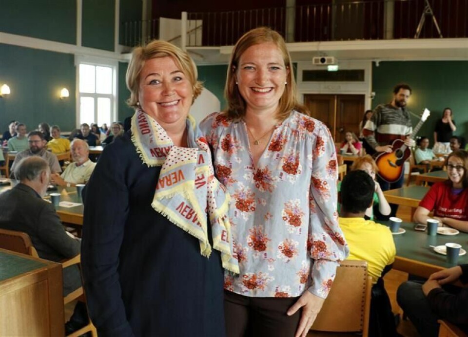 Fylkesråd for utdanning Hild-Marit Olsen sammen med Bodø-ordfører Ida Pinnerød under kakefesten som markerste at Bodø kommune har passert 100 lærlinger | Fotograf: Trond-Erlend Willassen Fylkesråd for utdanning Hild-Marit Olsen sammen med Bodø-ordfører Ida Pinnerød under kakefesten som markerste at Bodø kommune har passert 100 lærlinger | Fotograf: Trond-Erlend Willassen