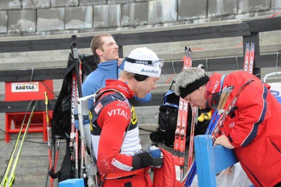 SAMMEN: Alexander Os (bak) sammen med lagkaerat Halvard Hanevold under verdenscupen i Holmenkollen i 2008. SAMMEN: Alexander Os (bak) sammen med lagkaerat Halvard Hanevold under verdenscupen i Holmenkollen i 2008. Foto: Saltenposten