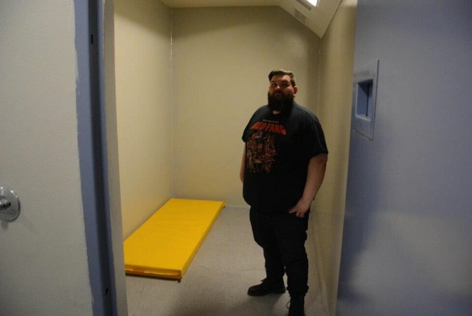 ET STED MAN VIL UNNGÅ. Det er mange som har måttet innse at de har gjort noe dumt inne i dette rommet. Nå kan du komme å besøke politiet på Fauske kommende lørdag. ET STED MAN VIL UNNGÅ. Det er mange som har måttet innse at de har gjort noe dumt inne i dette rommet. Nå kan du komme å besøke politiet på Fauske kommende lørdag. Foto: Robin Johnsen