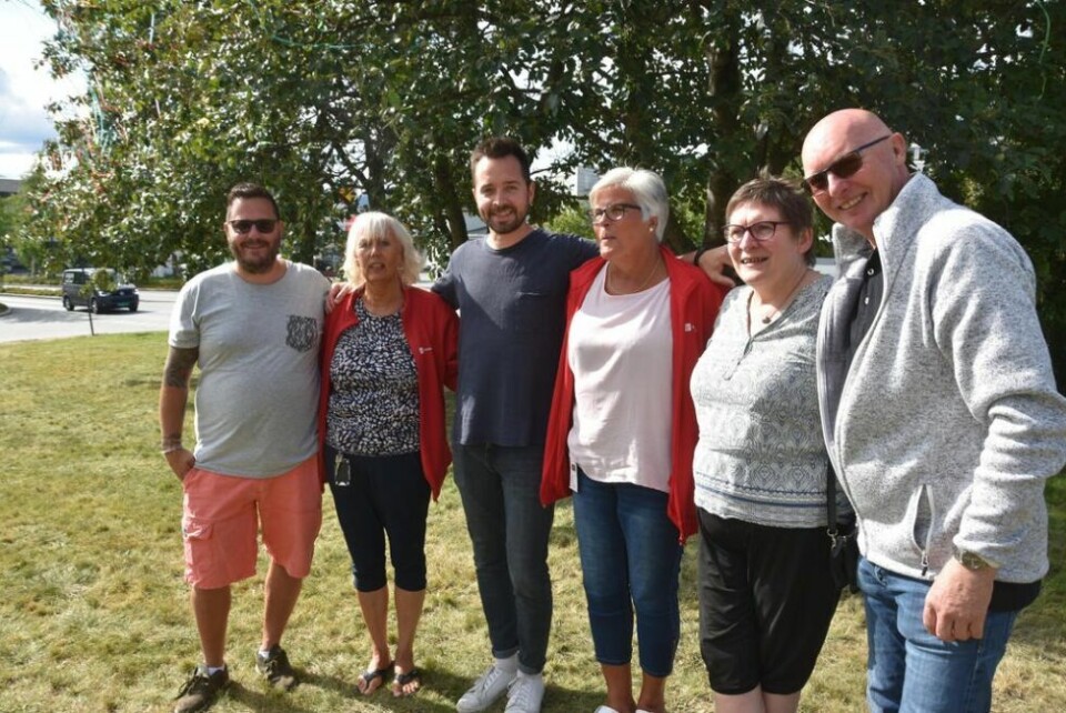 SAMMEN OM MØTE. Disse ønsker at mange tar turen på politisk kafé. Fra venstre Stian Os (Fo), Sølvi Torset ( Fagforbundet), Brynjar Bredesen (Fysioterapiforbundet og Ergoterapiforbundet), Sissel H. Osnes (Fagforbundet), Eli Hansen (Sykepleieforbundet) og Jan Frode Setså (Utdanningsforbundet) SAMMEN OM MØTE. Disse ønsker at mange tar turen på politisk kafé. Fra venstre Stian Os (Fo), Sølvi Torset ( Fagforbundet), Brynjar Bredesen (Fysioterapiforbundet og Ergoterapiforbundet), Sissel H. Osnes (Fagforbundet), Eli Hansen (Sykepleieforbundet) og Jan Frode Setså (Utdanningsforbundet) Foto: Sylvia Bredal